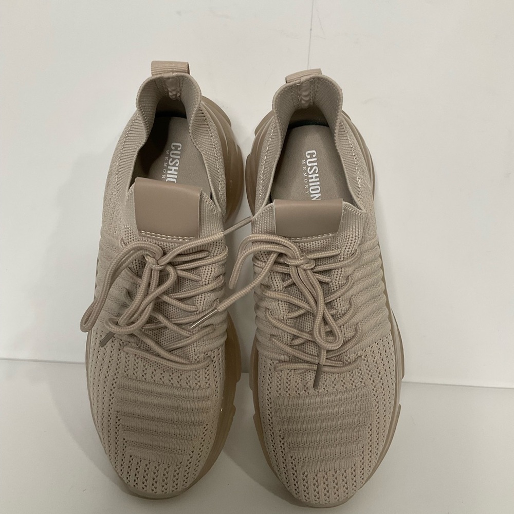 Cushionaire Apolo-T Memory Foam Tan Laces Tennis Shoes; Like New Size 8M. - Picture 5 of 14